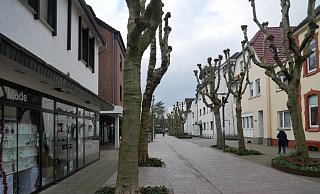 Mit dem geplanten Citty-Outlet soll Bad Lippspringes Innenstadt wieder belebt werden. Derzeit ist die Arminusstraße in der Fußgängerzone nicht sehr gefragt. - Klaus Karenfeld Mit dem geplanten Citty-Outlet soll Bad Lippspringes Innenstadt wieder belebt werden. Derzeit ist die Arminusstraße in der Fußgängerzone nicht sehr gefragt. - Klaus Karenfeld