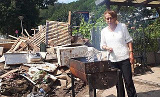 Elisabeth Dimitriadou grillt für die freiwilligen Helfer, die nach dem Hochwasser in Hagen noch immer Wohnungen leer räumen. Strom zum Kochen hat die Hagenerin noch nicht wieder. - Ingo Kalischek Elisabeth Dimitriadou grillt für die freiwilligen Helfer, die nach dem Hochwasser in Hagen noch immer Wohnungen leer räumen. Strom zum Kochen hat die Hagenerin noch nicht wieder. - Ingo Kalischek