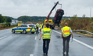 Einer der beteiligten Wagen, ein Ford Edge, landete hinter einer Leitplanke und musste geborgen werden. - Christian Mathiesen Einer der beteiligten Wagen, ein Ford Edge, landete hinter einer Leitplanke und musste geborgen werden. - Christian Mathiesen