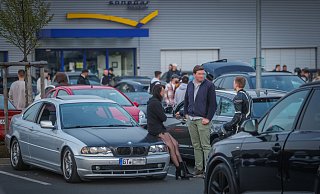 Poser- und Flirt-Szene an der Eckendorfer Straße. - Sarah Jonek Poser- und Flirt-Szene an der Eckendorfer Straße. - Sarah Jonek