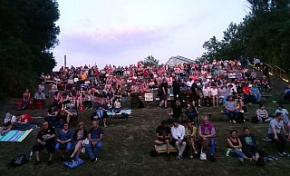 Das Sommernachtskino zog 320 Besucher auf die Naturbühne der Aqua Magica, die gemeinsam den Film und das besondere Ambiente genossen. - Sandra C. Siegemund Das Sommernachtskino zog 320 Besucher auf die Naturbühne der Aqua Magica, die gemeinsam den Film und das besondere Ambiente genossen. - Sandra C. Siegemund