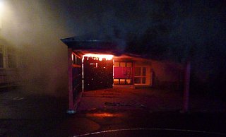 Im Januar steckten Unbekannte abends einen Holzpavillon an der Grundschule in Schnathorst an, ein Abstellraum geriet in Brand. - Archivfoto Polizei Minden-Lübbecke Im Januar steckten Unbekannte abends einen Holzpavillon an der Grundschule in Schnathorst an, ein Abstellraum geriet in Brand. - Archivfoto Polizei Minden-Lübbecke
