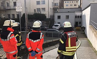 Feuerwehrkräfte an der Hagenbruchstraße. - Christian Mathiesen Feuerwehrkräfte an der Hagenbruchstraße. - Christian Mathiesen