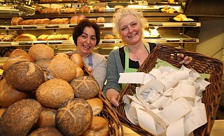 Verkäuferin Selma Uzun und Chefin Christina Schumacher von der Bäckerei Schumacher in Hiddenhausen sind ebenfalls von der Kassenbonpflicht nicht begeistert. Foto: Peter Steinert - Peter Steinert Verkäuferin Selma Uzun und Chefin Christina Schumacher von der Bäckerei Schumacher in Hiddenhausen sind ebenfalls von der Kassenbonpflicht nicht begeistert. Foto: Peter Steinert - Peter Steinert