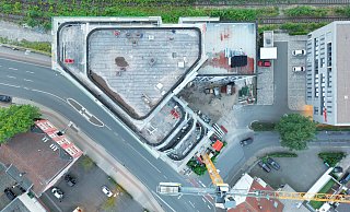 Der Schüttflix-Tower aus der Luft. Der siebengeschossige Trakt wird der Firmensitz, der sechsgeschossige ein Boarding-Haus. Geplant ist, auf dem Dach eine „Rooftop-Bar“ einzurichten. - Patrick Menzel Der Schüttflix-Tower aus der Luft. Der siebengeschossige Trakt wird der Firmensitz, der sechsgeschossige ein Boarding-Haus. Geplant ist, auf dem Dach eine „Rooftop-Bar“ einzurichten. - Patrick Menzel