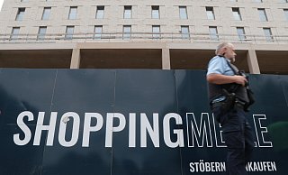 "Shoppingmeile" steht am Bauzaun und macht wohl schon so manchen neugierig auf die künftigen Geschäfte im Hauptbahnhof. - Holger Kosbab "Shoppingmeile" steht am Bauzaun und macht wohl schon so manchen neugierig auf die künftigen Geschäfte im Hauptbahnhof. - Holger Kosbab