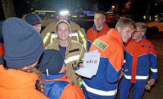 Gestartet wurde die Nachtwanderung der Jugendfeuerwehren aus dem Kreis Paderborn am Schützenhaus Bad Lippspringe. Hier machte sich eine Gruppe der Jugendfeuerwehr Delbrück startbereit. - Ralph Meyer Gestartet wurde die Nachtwanderung der Jugendfeuerwehren aus dem Kreis Paderborn am Schützenhaus Bad Lippspringe. Hier machte sich eine Gruppe der Jugendfeuerwehr Delbrück startbereit. - Ralph Meyer