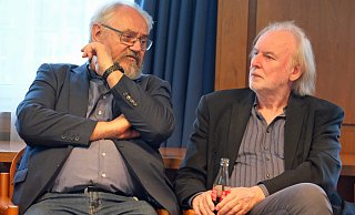 Gerhard Beckmann (SPD, l.) und Volker Brand (Grüne) scheinen schon in erste Gespräche in Sachen Mehrheitsfindung im neuen Rat vertieft zu seinn - auch wenn Brand nicht mehr im Rat aktiv ist. - Thorsten Gödecker Gerhard Beckmann (SPD, l.) und Volker Brand (Grüne) scheinen schon in erste Gespräche in Sachen Mehrheitsfindung im neuen Rat vertieft zu seinn - auch wenn Brand nicht mehr im Rat aktiv ist. - Thorsten Gödecker
