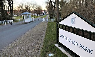 Bereits am Dienstagabend waren die Bauzäune im Haupteingangsbereich zum gräflichen Kurpark an der Brunnenstraße wieder verschwunden. - Simone Flörke Bereits am Dienstagabend waren die Bauzäune im Haupteingangsbereich zum gräflichen Kurpark an der Brunnenstraße wieder verschwunden. - Simone Flörke