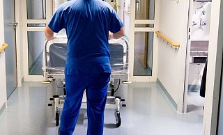 Ein Krankenpfleger soll im Oktober 2018 den schwachen Zustand einer Patientin im Krankenhaus ausgenutzt haben, um sie zu vergewaltigen. - Symbolfoto: picture alliance/dpa Ein Krankenpfleger soll im Oktober 2018 den schwachen Zustand einer Patientin im Krankenhaus ausgenutzt haben, um sie zu vergewaltigen. - Symbolfoto: picture alliance/dpa
