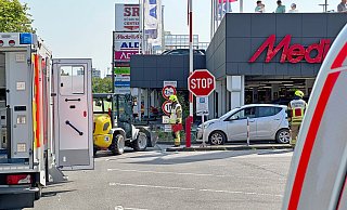 Bei einem Arbeitsunfall wurde am Montagvormittag ein Bauarbeiter von einem Radlader eingeklemmt und verletzt. - Ralph Meyer Bei einem Arbeitsunfall wurde am Montagvormittag ein Bauarbeiter von einem Radlader eingeklemmt und verletzt. - Ralph Meyer