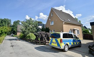 Bereits wenige Stunden, nachdem sie nicht zur vereinbarten Verabredung mit ihrem neuen Lebensgefährten erschienen war, durchsuchte die Polizei das Elternhaus von Marion S. an der Erfurter Straße in Steinhagen. - Wolfgang Wotke Bereits wenige Stunden, nachdem sie nicht zur vereinbarten Verabredung mit ihrem neuen Lebensgefährten erschienen war, durchsuchte die Polizei das Elternhaus von Marion S. an der Erfurter Straße in Steinhagen. - Wolfgang Wotke
