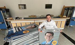 Noch am Wahlabend haben Martin Schuster und seine Mitstreiter von der Bünder CDU viele Wahlplakate mit dem Konterfei des Wahlsiegers Joachim Ebmeyer abgehängt. - Natalie Gottwald Noch am Wahlabend haben Martin Schuster und seine Mitstreiter von der Bünder CDU viele Wahlplakate mit dem Konterfei des Wahlsiegers Joachim Ebmeyer abgehängt. - Natalie Gottwald