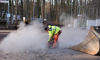 Der Kokturkanal bekommt einen Überlauf, deshalb wird derzeit der Rad- und Fußweg am Turbinenhaus aufgerissen. - Ulf Hanke Der Kokturkanal bekommt einen Überlauf, deshalb wird derzeit der Rad- und Fußweg am Turbinenhaus aufgerissen. - Ulf Hanke
