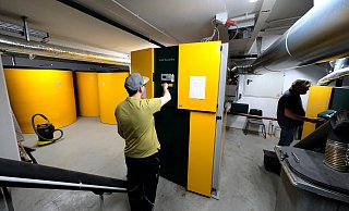 Das Städtische Gymnasium erzeugt mit einer Holzpelletheizung die benötigte Wärme. Bei den großen Behältern auf der linken Seite handelt es sich um einen Wärmepuffer. In dem Mülleimer aus Stahl rechts landet die heiße Asche. - Andreas Frücht Das Städtische Gymnasium erzeugt mit einer Holzpelletheizung die benötigte Wärme. Bei den großen Behältern auf der linken Seite handelt es sich um einen Wärmepuffer. In dem Mülleimer aus Stahl rechts landet die heiße Asche. - Andreas Frücht