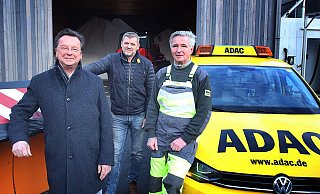 Udo Stötzel (ADAC-Vorstand Verkehr und Technik), Reinhard Knubel (Betriebsdienstleiter Autobahnmeisterei Oelde) und der "Gelbe Engel" Andreas Krohn (ADAC) helfen Autofahrern in Not. - Nicole Hille-Priebe Udo Stötzel (ADAC-Vorstand Verkehr und Technik), Reinhard Knubel (Betriebsdienstleiter Autobahnmeisterei Oelde) und der "Gelbe Engel" Andreas Krohn (ADAC) helfen Autofahrern in Not. - Nicole Hille-Priebe