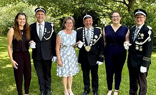 Das neue Rolfzener Königspaar Matthias und Marianne Stock (M.), eingerahmt vom Hofstaat mit Steffi und Frank Schröder (von links) sowie Lea und Eike Schirrmacher. - Schützen Rolfzen Das neue Rolfzener Königspaar Matthias und Marianne Stock (M.), eingerahmt vom Hofstaat mit Steffi und Frank Schröder (von links) sowie Lea und Eike Schirrmacher. - Schützen Rolfzen