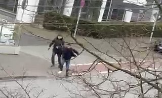 Ein Tiktok-Video eines Anwohners zeigt einen Mann mit Pistole in der rechten Hand, der auf der Kreuzstraße den Bruder des Angeklagten verfolgt. - privat Ein Tiktok-Video eines Anwohners zeigt einen Mann mit Pistole in der rechten Hand, der auf der Kreuzstraße den Bruder des Angeklagten verfolgt. - privat