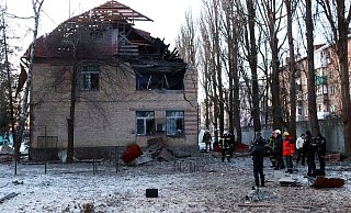 Rettungskräfte stehen neben einem beschädigten Gebäude in Kiew. - -/Ukrinform/dpa Rettungskräfte stehen neben einem beschädigten Gebäude in Kiew. - -/Ukrinform/dpa