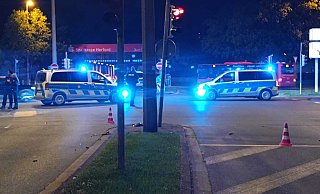 Einsatzfahrzeuge sperren den Unfallort in der Herforder Innenstadt nach einem schweren Zusammenstoß ab. - Claus Frickemeier Einsatzfahrzeuge sperren den Unfallort in der Herforder Innenstadt nach einem schweren Zusammenstoß ab. - Claus Frickemeier