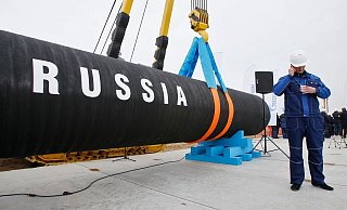 Volkswirte verweisen auf eine «sehr hohe Abhängigkeit» der deutschen Wirtschaft vom russischen Gas und anderen Rohstoffen. - Foto: Dmitry Lovetsky/AP/dpa Volkswirte verweisen auf eine «sehr hohe Abhängigkeit» der deutschen Wirtschaft vom russischen Gas und anderen Rohstoffen. - Foto: Dmitry Lovetsky/AP/dpa