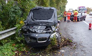 Nach dem Unfall musste die gesamte Bundesstraße gesperrt werden. - Polizei Minden-Lübbecke Nach dem Unfall musste die gesamte Bundesstraße gesperrt werden. - Polizei Minden-Lübbecke