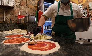 Restaurants in NRW dürfen mittlerweile wieder öffnen - die Kunden sind aber noch verhalten. - Symbolfoto/picture alliance Restaurants in NRW dürfen mittlerweile wieder öffnen - die Kunden sind aber noch verhalten. - Symbolfoto/picture alliance