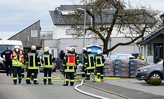 Aus einer beschädigten Gasleitung im Vorgarten eines Wohnhauses am Amselweg im Salzkottener Stadtteil Scharmede strömte unter lautem Zischen Gas aus. - Ralph Meyer Aus einer beschädigten Gasleitung im Vorgarten eines Wohnhauses am Amselweg im Salzkottener Stadtteil Scharmede strömte unter lautem Zischen Gas aus. - Ralph Meyer
