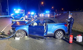 Auf der Flucht vor der Polizei verlor der Fahrer dieses VW T-Roc-Cabrio auf der Bahnhofstraße die Kontrolle über den Wagen und prallte in Höhe der Brückenbaustelle gegen einen Straßenbaum. - Ralph Meyer Auf der Flucht vor der Polizei verlor der Fahrer dieses VW T-Roc-Cabrio auf der Bahnhofstraße die Kontrolle über den Wagen und prallte in Höhe der Brückenbaustelle gegen einen Straßenbaum. - Ralph Meyer