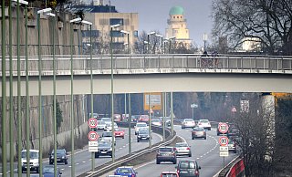 Noch sind 100 erlaubt: Doch die Stadt will auf dem Ostwestfalendamm das Tempo auf 80 Kilometer pro Stunde senken. - Andreas Frücht Noch sind 100 erlaubt: Doch die Stadt will auf dem Ostwestfalendamm das Tempo auf 80 Kilometer pro Stunde senken. - Andreas Frücht