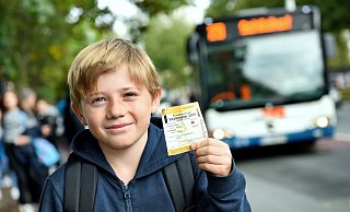 Noch hat’s längst nicht jeder: ein kostenloses oder kostengünstiges Schulticket. - Barbara Franke Noch hat’s längst nicht jeder: ein kostenloses oder kostengünstiges Schulticket. - Barbara Franke