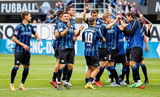 Nach dem 3:0-Heimsieg gegen Jahn Regensburg führten Paderborns Zweitligakicker Freudentänze auf. Doch anschließend sollten sie sechs von neun Ligaspielen verlieren. - dpa Nach dem 3:0-Heimsieg gegen Jahn Regensburg führten Paderborns Zweitligakicker Freudentänze auf. Doch anschließend sollten sie sechs von neun Ligaspielen verlieren. - dpa