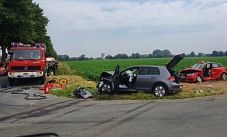 Die beteiligten Autos nach dem Unfall. - Luis Rothe/Feuerwehr Hille Die beteiligten Autos nach dem Unfall. - Luis Rothe/Feuerwehr Hille