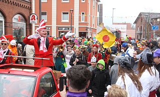 Rund 1,5 Kilometer ist der Zug lang, der etwa eine Stunde lang durch die Brakeler Innenstadt zieht. - Burkhard Battran Rund 1,5 Kilometer ist der Zug lang, der etwa eine Stunde lang durch die Brakeler Innenstadt zieht. - Burkhard Battran