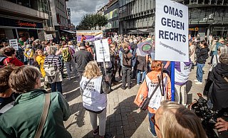 Das "Bündnis gegen Rechts" warb einen Tag vor der Kommunalwahl dafür, die demokratischen Parteien zu wählen. Mit dabei auch die "Omas gegen Rechts". - NW Das "Bündnis gegen Rechts" warb einen Tag vor der Kommunalwahl dafür, die demokratischen Parteien zu wählen. Mit dabei auch die "Omas gegen Rechts". - NW