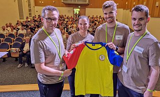 Fast 200 Helferinnen und Helfer haben am Montagabend beim Briefing in Herford ihre Infos für den Einsatz bei der Deutschland Tour erhalten. Frank Hölscher (v.l.), Anna Otte, Lars Sundermann und Christian Forner vom örtlichen Organisationsteam päsentieren das Helfershirt, mit dem alle am Donnerstag ausgestattet werden --- Radsport Vorbereitungen auf die Deutschland Tour in Herford - Foto vom 18.08.2025 - Gunnar Feicht Fast 200 Helferinnen und Helfer haben am Montagabend beim Briefing in Herford ihre Infos für den Einsatz bei der Deutschland Tour erhalten. Frank Hölscher (v.l.), Anna Otte, Lars Sundermann und Christian Forner vom örtlichen Organisationsteam päsentieren das Helfershirt, mit dem alle am Donnerstag ausgestattet werden --- Radsport Vorbereitungen auf die Deutschland Tour in Herford - Foto vom 18.08.2025 - Gunnar Feicht