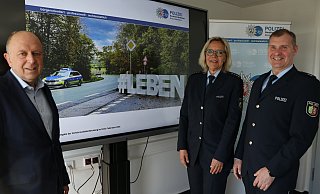 Behördenleiter Christoph Rüther (v. l.) stellt mit Margit Picker (Abteilungsleiterin Polizei) und Andreas Koptik (Leiter Direktion Verkehr) die Verkehrsunfallentwicklung im Kreis Paderborn vor. "#LEBEN" ist das Leitmotiv der Polizei NRW. - Holger Kosbab Behördenleiter Christoph Rüther (v. l.) stellt mit Margit Picker (Abteilungsleiterin Polizei) und Andreas Koptik (Leiter Direktion Verkehr) die Verkehrsunfallentwicklung im Kreis Paderborn vor. "#LEBEN" ist das Leitmotiv der Polizei NRW. - Holger Kosbab