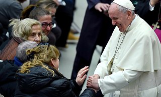 Papst Franziskus grüßt Gläubige (Archivfoto). - dpa Papst Franziskus grüßt Gläubige (Archivfoto). - dpa