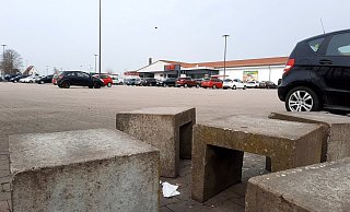 Der Supermarkt-Parkplatz am Lipper Tor ist vor allem abends ein beliebter Treff für Jugendliche und junge Erwachsene. Foto: Madita Schellenberg - Madita Schellenberg Der Supermarkt-Parkplatz am Lipper Tor ist vor allem abends ein beliebter Treff für Jugendliche und junge Erwachsene. Foto: Madita Schellenberg - Madita Schellenberg