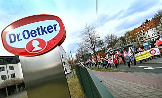 Etwa 200 Beschäftigte der Binding-Brauerei in Frankfurt zogen über die Artur-Ladebeck-Straße zur Dr. Oetker-Zentrale. - Barbara Franke Etwa 200 Beschäftigte der Binding-Brauerei in Frankfurt zogen über die Artur-Ladebeck-Straße zur Dr. Oetker-Zentrale. - Barbara Franke