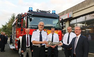 Symbolische Schlüsselübergabe: Mit dabei sind Gerd Althoff (Leiter Ordnungsamt), Feuerwehrchef Michael Rogowski, Kreisbrandmeister Bernd Kröger, Löschzugführer Arndt Höpker und Bürgermeister Thomas Meyer. - Ekkehard Wind Symbolische Schlüsselübergabe: Mit dabei sind Gerd Althoff (Leiter Ordnungsamt), Feuerwehrchef Michael Rogowski, Kreisbrandmeister Bernd Kröger, Löschzugführer Arndt Höpker und Bürgermeister Thomas Meyer. - Ekkehard Wind