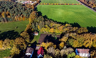 Aus der Luft ist sehr gut der geplante Standort der Waldkita auf Gut Wilhelmsdorf zu sehen. Das Wiesengrundstück (mit altem Hühnerstall) liegt gegenüber von Häusern der von Bodelschwinghschen Stiftungen. Aber weil dort alles Landschaftsschutzgebiet ist, darf die Kita dort nicht ihren Sitz haben. - Stefan Gerold Aus der Luft ist sehr gut der geplante Standort der Waldkita auf Gut Wilhelmsdorf zu sehen. Das Wiesengrundstück (mit altem Hühnerstall) liegt gegenüber von Häusern der von Bodelschwinghschen Stiftungen. Aber weil dort alles Landschaftsschutzgebiet ist, darf die Kita dort nicht ihren Sitz haben. - Stefan Gerold