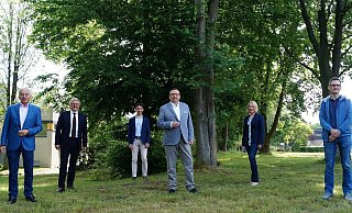 Kreisvorsitzender Frank Schäffler (2.v.l.) und Spitzenkandidat Hans-Eckhard Meyer (4.v.l.), mit Ulrich Kreft (Platz 4, ganz links), Nikolaus Netzel (Platz 5/3.v.l.), Susanne Engelking (Platz 2/5.v.l.) und Matthias König (Platz 3/6.v.l.) - Michael Grundmeier Kreisvorsitzender Frank Schäffler (2.v.l.) und Spitzenkandidat Hans-Eckhard Meyer (4.v.l.), mit Ulrich Kreft (Platz 4, ganz links), Nikolaus Netzel (Platz 5/3.v.l.), Susanne Engelking (Platz 2/5.v.l.) und Matthias König (Platz 3/6.v.l.) - Michael Grundmeier