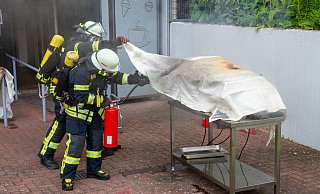 Die Feuerwehrkräfte hatten die Fritteuse mit einer Löschdecke abgedeckt. - Feuerwehr Porta/Michael Horst Die Feuerwehrkräfte hatten die Fritteuse mit einer Löschdecke abgedeckt. - Feuerwehr Porta/Michael Horst