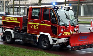 Gerätewagen Öl: Mit diesem Spezialfahrzeug bringt die Feuerwehr Bindemittel auf die Öl-Verunreinigung. Foto: Jens Reichenbach - Jens Reichenbach Gerätewagen Öl: Mit diesem Spezialfahrzeug bringt die Feuerwehr Bindemittel auf die Öl-Verunreinigung. Foto: Jens Reichenbach - Jens Reichenbach