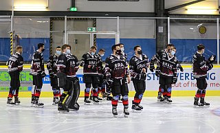 Gehört zum Eishockey der Saison 2020/2021: Die Spieler des Herforder EV sind auch auf dem Eis mit Maske unterwegs, bevor es zur Aufstellung des Mannschaftsbilds geht. - Yvonne Gottschlich Gehört zum Eishockey der Saison 2020/2021: Die Spieler des Herforder EV sind auch auf dem Eis mit Maske unterwegs, bevor es zur Aufstellung des Mannschaftsbilds geht. - Yvonne Gottschlich
