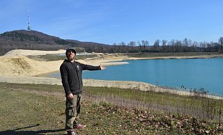 Tobias Skoruppa, Mitarbeiter von Rolf Meyer zu Bentrup, freut sich schon auf die Badefreuenden an warmen Sommertagen. Der See ist jetzt rund 7 Meter tief. - Sibylle Kemna Tobias Skoruppa, Mitarbeiter von Rolf Meyer zu Bentrup, freut sich schon auf die Badefreuenden an warmen Sommertagen. Der See ist jetzt rund 7 Meter tief. - Sibylle Kemna