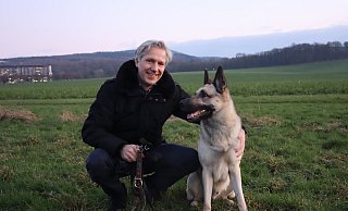 Boris Laszig und sein belgischer Schäferhund Hagen am Ort des Geschehens. Der Vorfall konnte nicht aufgeklärt werden. - Désirée Winter Boris Laszig und sein belgischer Schäferhund Hagen am Ort des Geschehens. Der Vorfall konnte nicht aufgeklärt werden. - Désirée Winter