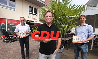 Stehen hinter ihrer CDU: Fraktionssprecher Lars Pankoke (v. l.), Parteivorsitzender Klaus Dirks und sein Stellvertreter Maik Dück wollen die Bürger ein weiteres Mal davon überzeugen, dass ihre Partei Vertrauen verdient hat. - Sabine Kubendorff Stehen hinter ihrer CDU: Fraktionssprecher Lars Pankoke (v. l.), Parteivorsitzender Klaus Dirks und sein Stellvertreter Maik Dück wollen die Bürger ein weiteres Mal davon überzeugen, dass ihre Partei Vertrauen verdient hat. - Sabine Kubendorff