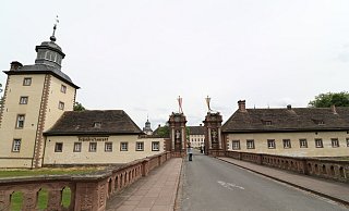 Das Schlossrestaurant bleibt weiterhin geschlossen. Aber gegenüber im Besucherzentrum bekommen die Besucher jetzt Kaffee und Kuchen serviert. - Simone Flörke Das Schlossrestaurant bleibt weiterhin geschlossen. Aber gegenüber im Besucherzentrum bekommen die Besucher jetzt Kaffee und Kuchen serviert. - Simone Flörke